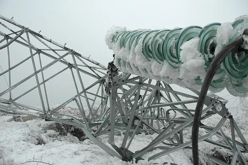 ▲2008年，因线路覆冰而被拉倒的输电铁塔。