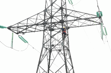 电力工人爬塔